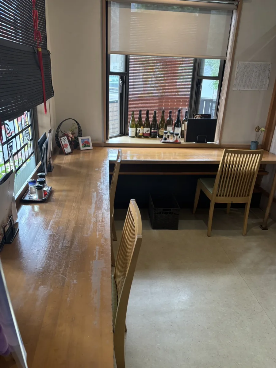 窓ぎわのL字型カウンター席