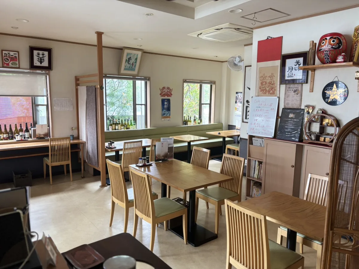 テーブル席とソファ席を見渡した店内
